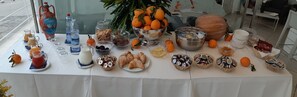 Café da manhã com buffet grátis todos os dias