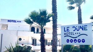 Señal de hotel que ofrece acceso a Wi-Fi, estacionamiento y un restaurante.