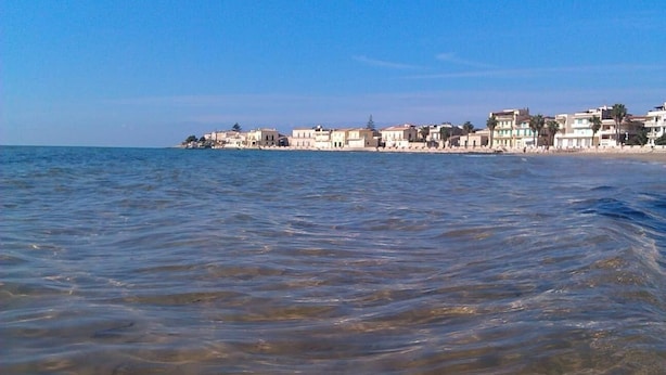 Un pueblo costero con edificios a lo largo de la costa.
