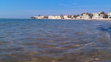 Una spiaggia nelle vicinanze
