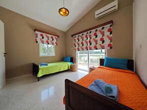 6 Schlafzimmer, Zimmersafe, Schreibtisch, Bügeleisen/Bügelbrett