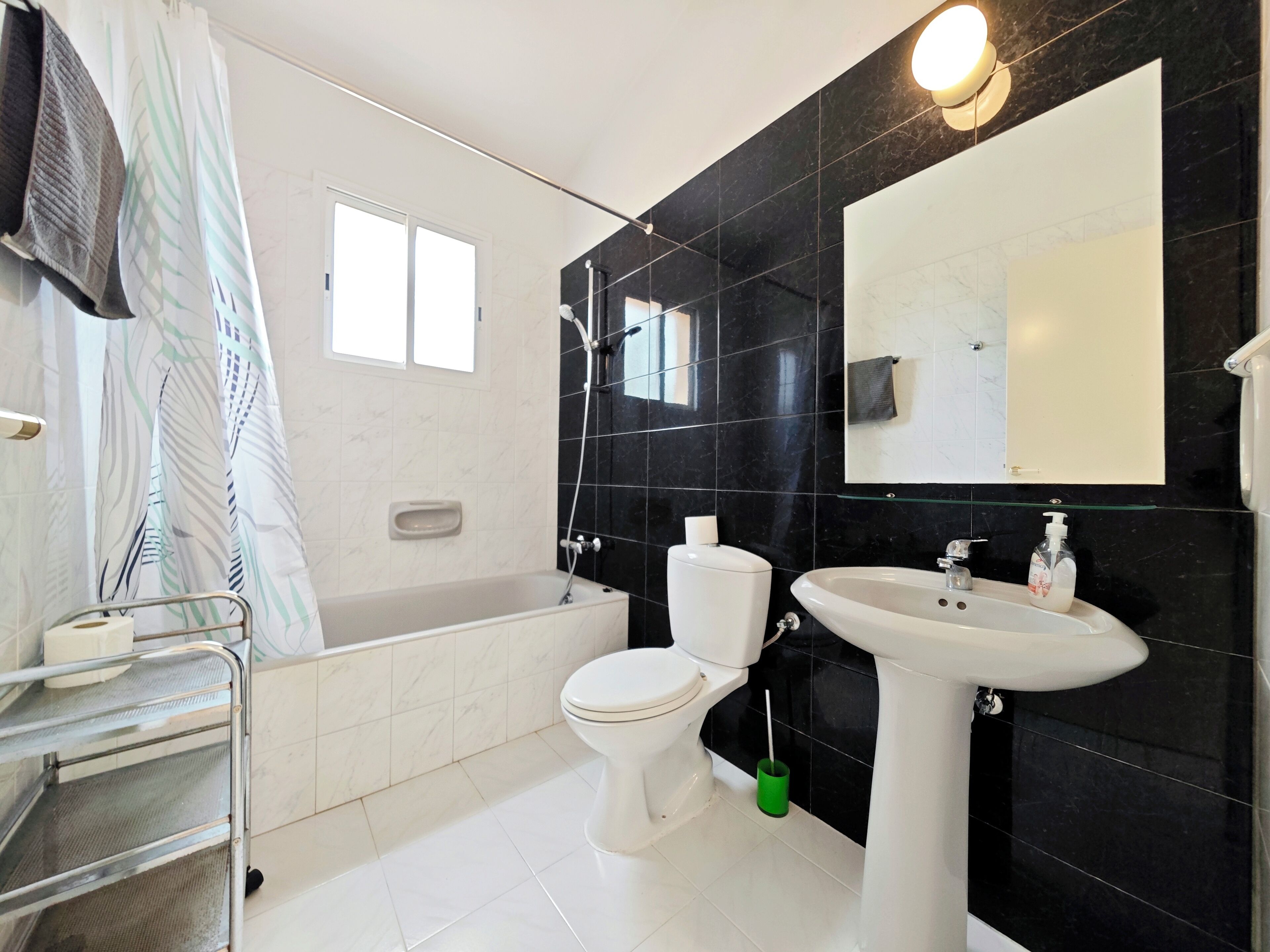 Une salle de bain moderne avec une baignoire, des toilettes et un lavabo.