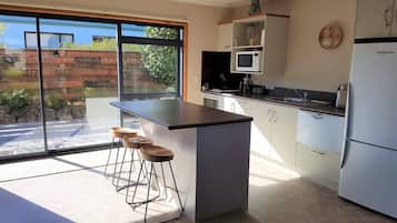 Geladeira, micro-ondas, fogão, cooktop