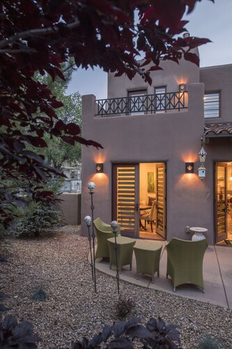 Santa Fe Downtown Corner Courtyard, 3 Blocks from the Plaza, walk to everything