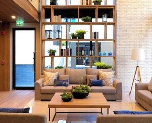 ฝ่ายต้อนรับ