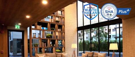 Een 40-inch flatscreentelevisie met satellietzenders en televisie