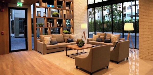 40-inch flat-screen TV with satellite channels, TV - B Stay Hotel (Bangkok)