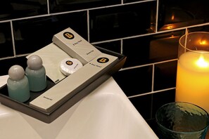 Dusche, kostenlose Toilettenartikel, Handtücher