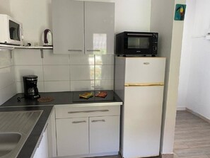 Fridge, microwave, stovetop, coffee/tea maker - T2 30 meters from the beach with Pool (GOSIER)