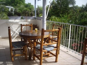 Outdoor dining - T2 30 meters from the beach with Pool (GOSIER)