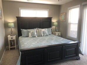 4 bedrooms, desk, iron/ironing board, WiFi - 3 Night Min stays for Fall/Winter/Spring - Summer Sat to Sat only June - August (North Topsail Beach)