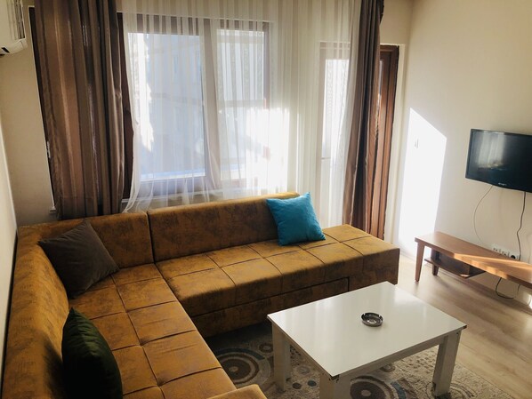 Classic-Apartment | Wohnbereich | 106-Zoll-LCD-Fernseher mit Satellitenempfang, Fernseher