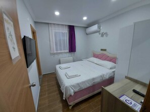 Habitació doble o amb dos llits individuals | Roba de llit d'alta qualitat, minibar i escriptori 