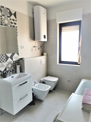 Bathtub, bidet, towels