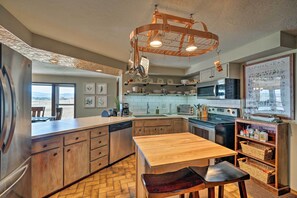 Fridge, microwave, stovetop, dishwasher - Bozeman Home on 11 Acres w/ Mountain Views! (Bozeman)