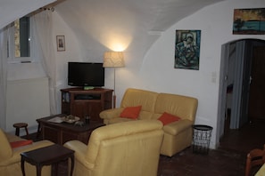 TV connectée, lecteur de DVD, livres