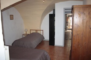 3 slaapkamers, een strijkplank/strijkijzer, reisbedje, gratis wifi