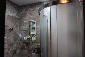 Duschwanne, Haartrockner, Bidet, Handtücher