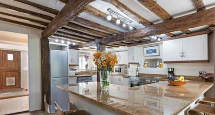 Thorn Cottage. Una pintoresca casa de campo de 300 años situada en un pueblo rural.