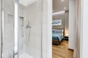 Douche, sèche-cheveux, bidet, serviettes fournies