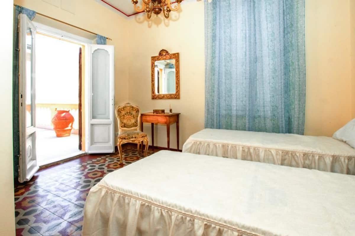 Kamer, 1 twee- of 2 eenpersoonsbedden (Bernini) | Individueel gedecoreerd, individueel gemeubileerd, een bureau