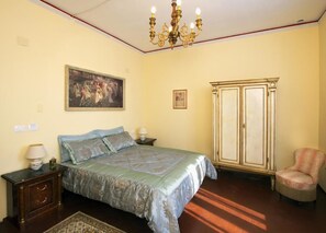 Triple Room (Botticelli) | Individually decorated, individually furnished, desk, iron/ironing board - Villa Antiche Mura (Empoli)
