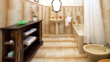 Triple Room (Leonardo) | Bathroom | Free toiletries, hair dryer, bidet, towels