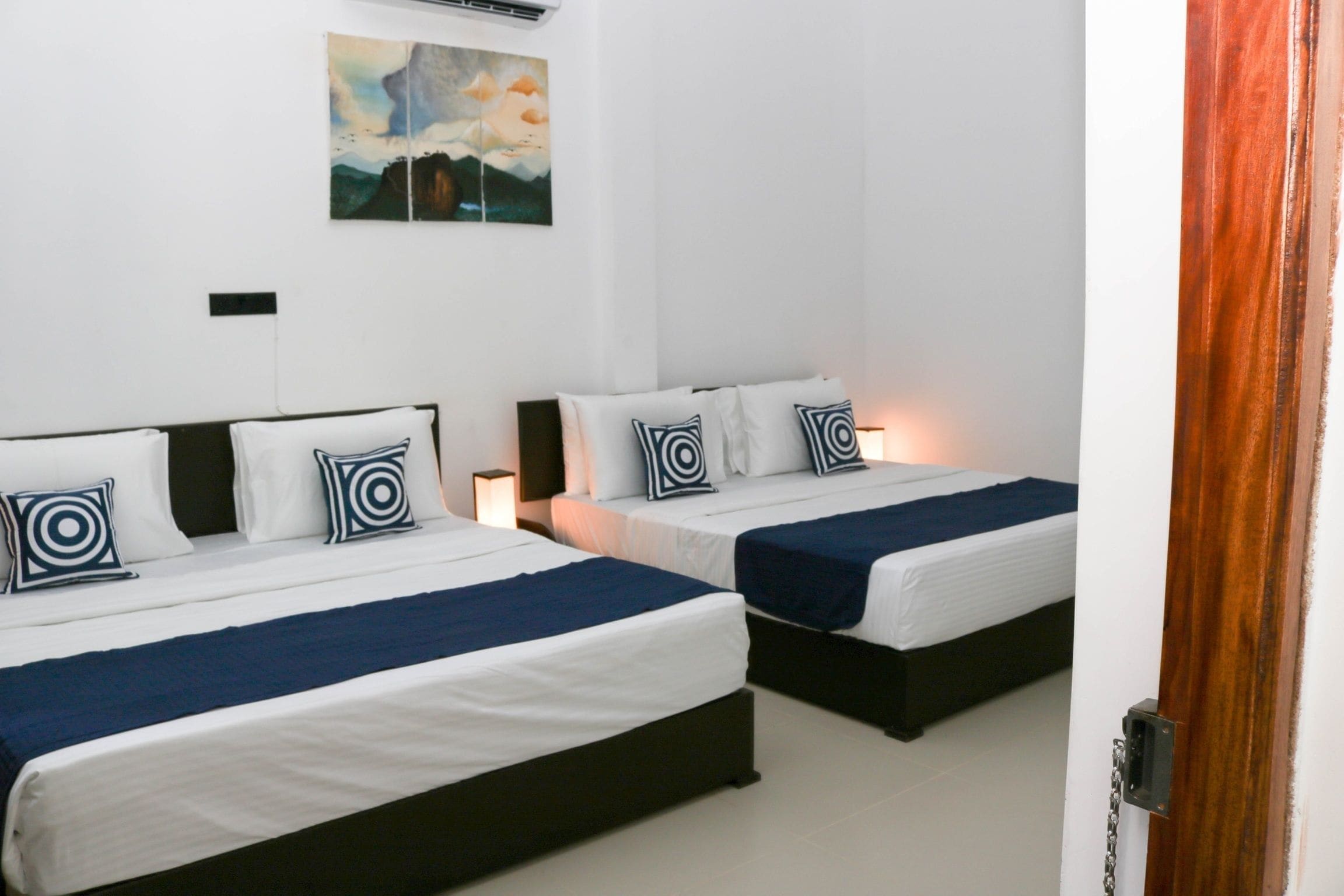 Rideaux occultants, chambres insonorisées, fer et planche à repasser