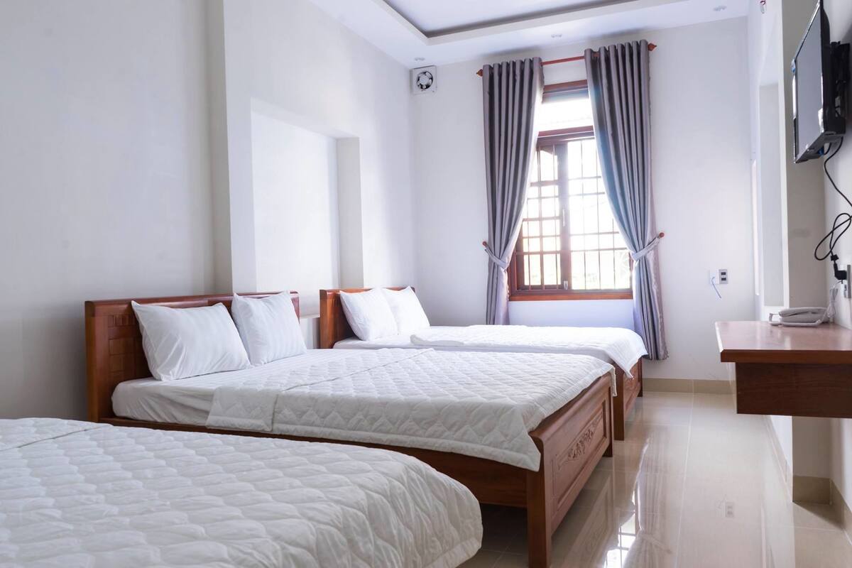 Phòng tập thể cơ bản, nhiều giường | Minibar, bàn, truy cập Internet không dây miễn phí, bộ trải giường 