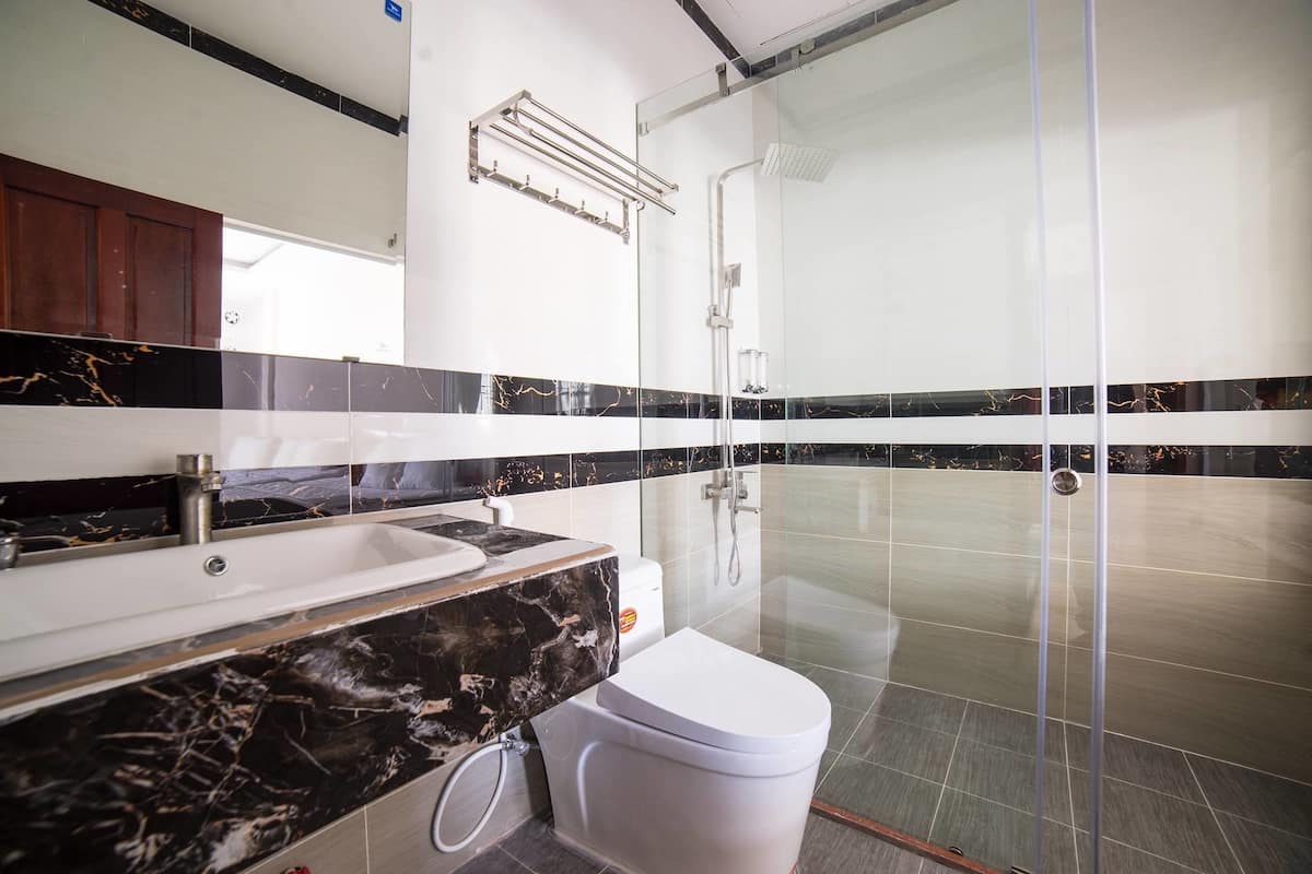 Regadera, amenidades de baño gratuitas, pantuflas, toallas
