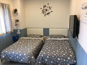 Kahden hengen perushuone (kaksi sänkyä), kaupunkinäköala | Pimennysverhot, ilmainen Wi-Fi, vuodevaatteet