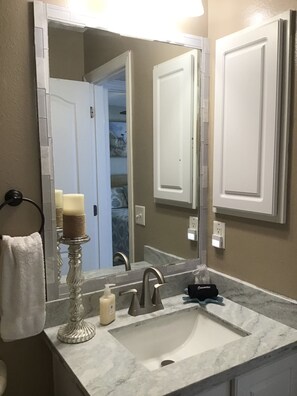 Combined shower/bathtub, towels - Just Beachy Casita- 1 BH (Laguna Vista)