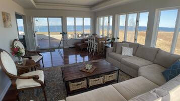 Televisio, takka, kirjoja, stereot