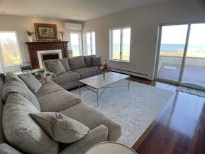 Fernseher, Kamin, Bücher, Stereoanlage