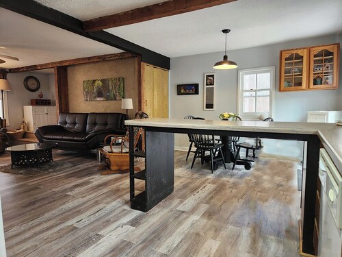 Eristäytynyt mökki, joka sijaitsee metsässä