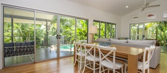 Whispering Palms, Nelly Bay