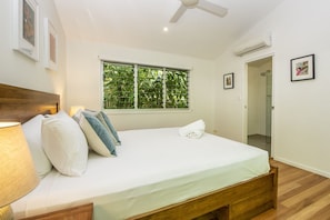 4 bedrooms, bed sheets - Whispering Palms, 10 Serene Place-BOM (Nelly Bay)