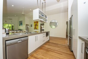 Fridge, oven, stovetop, dishwasher - Whispering Palms, 10 Serene Place-BOM (Nelly Bay)