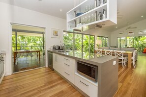Fridge, oven, stovetop, dishwasher