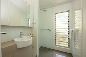 Shower - Whispering Palms, 10 Serene Place-BOM (Nelly Bay)