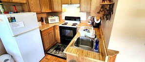 Fridge, microwave, oven, stovetop - RB Wild West | 0 Bed, 1 Bath (Stanley)