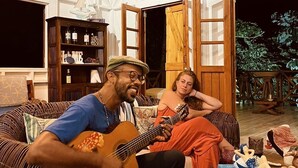A cozy room with a wooden ceiling, a bookshelf, and a sign that reads "Pioneer Need Vitamin Sea". - Las Palmas in Kitten's Warf (Providencia)