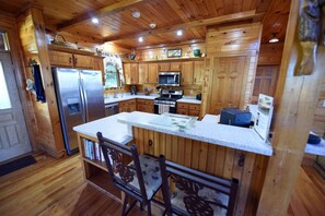 Fridge, microwave, oven, stovetop - Dream Catcher-luxury cabin-hot tub-pets ok- View (Blue Ridge)