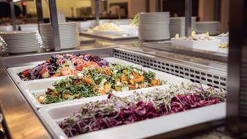 Buffet com diversas saladas e pratos.