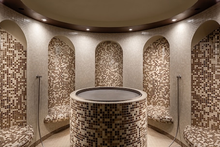 Un sauna, una bañera de hidromasaje, baño turco