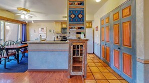 Coffee/tea maker, fridge, microwave, oven - Petroglyph Place - 3299, 3 Bedroom Condo (Moab)