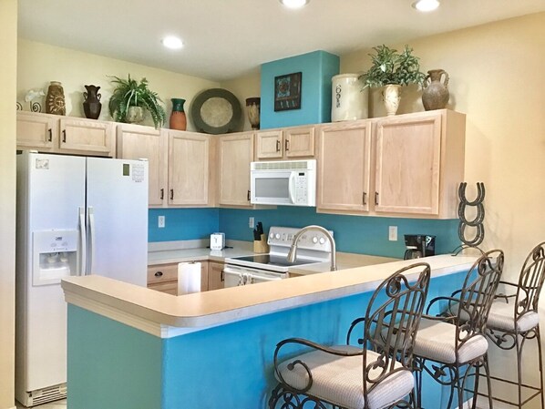 Refrigerador, microondas, horno, placa de cocina