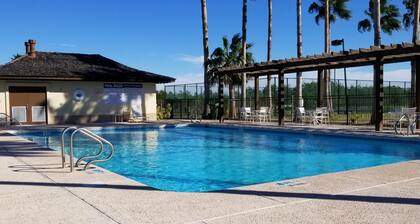 Golf Villa 2 makuuhuoneen 2 kylpyamme, jossa on vuodesohva golfkentällä