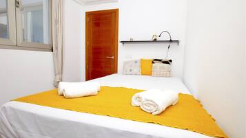 3 dormitorios, caja fuerte, tabla de planchar con plancha