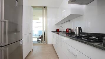 Frigorífico, microondas, horno y placa de cocina